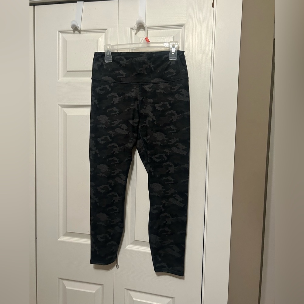 NWOT Fabletics Powerhold Camo Leggings